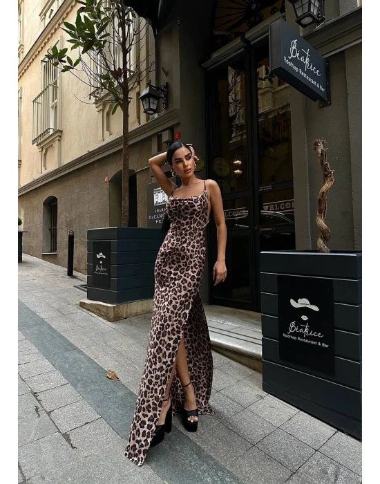 MetuCa Kadın Leopar Desenli Zincir Askılı Sırt Dekolteli Yırtmaçlı Saten Abiye Maxi Elbise