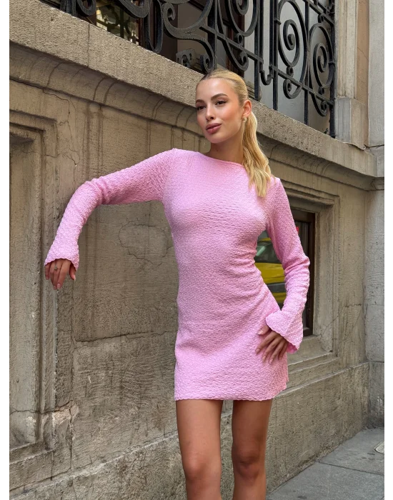 MetuCa Sırt Dekolteli Dokulu Mini Elbise – Uzun Kollu, Pembe