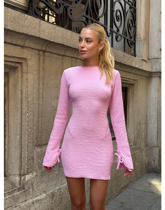 MetuCa Sırt Dekolteli Dokulu Mini Elbise – Uzun Kollu, Pembe