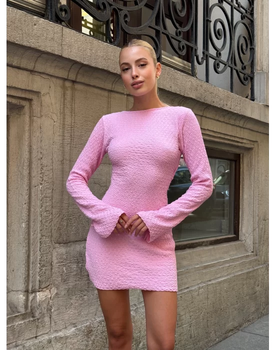 MetuCa Sırt Dekolteli Dokulu Mini Elbise – Uzun Kollu, Pembe