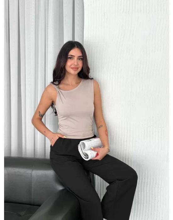 Osy Modal Yumuşak Dokulu Kumaş Bisiklet Yaka Sıfır Kol Bluz Omuz Toka Aksesuar Detaylı - Bej