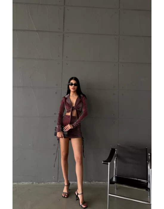SİMLİ KUMAŞ BAĞLAMA DETAYLI CROP BLUZ -KISA BÜZGÜ DETAYLI ETEK - Bordo