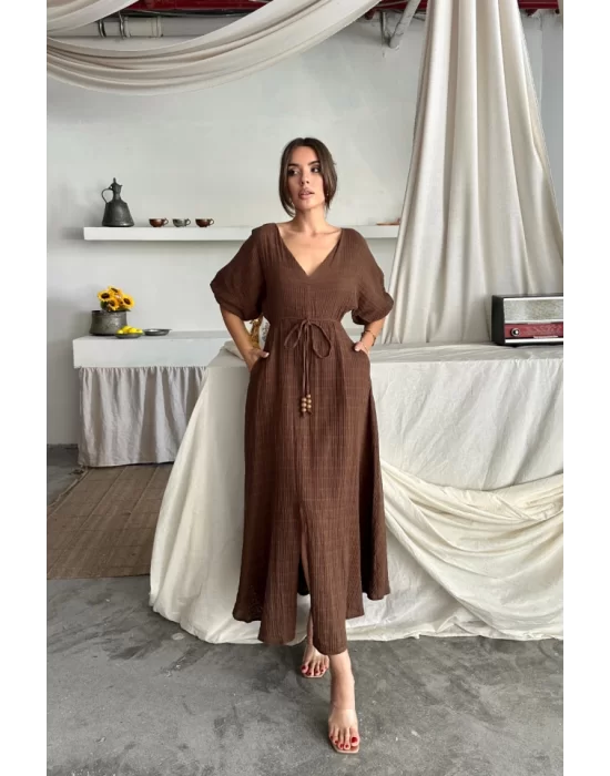V YAKA BEL BONCUK BAĞLAMALI MÜSLİN ELBİSE YIRTMAÇ DETAYLI - Kahverengi