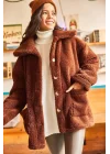 Kadın Kahverengi Oversize Düğmeli Cepli Kuzu Peluş Kürklü Kapüşonlu Kaban Mont