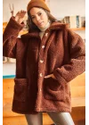 Kadın Kahverengi Oversize Düğmeli Cepli Kuzu Peluş Kürklü Kapüşonlu Kaban Mont