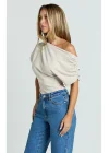 Omzu Düşük Asimetrik Yaka Bluz