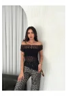 Dantelli Asimetrik Kesim Transparan Crop Bluz – Yumuşak Dokulu, Kısa Kollu, Modern ve Şık