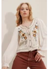 Kadın Ekru Çiçek Nakışlı Ajurlu Örgü Gövdeli Balon Kol Düğmeli Bohem Bluz