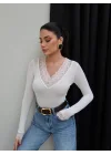 Kadın Beyaz V Yaka Dantel Detaylı Uzun Kollu Esnek Viskon Bluz