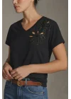 Kadın Siyah V Yaka Cut-Out Çiçek Nakışlı ve Boncuk İşlemeli Pamuklu Tişört