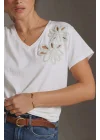 Kadın Beyaz V Yaka Cut-Out Çiçek Nakışlı ve Boncuk İşlemeli Pamuklu Tişört