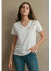 Kadın Beyaz V Yaka Cut-Out Çiçek Nakışlı ve Boncuk İşlemeli Pamuklu Tişört