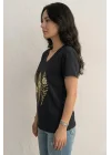 Kadın Siyah V Yaka Yaprak Desenli ve Üç Boyutlu Çiçek İşlemeli Pamuklu Tişört