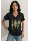 Kadın Siyah V Yaka Yaprak Desenli ve Üç Boyutlu Çiçek İşlemeli Pamuklu Tişört