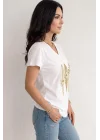 Kadın Ekru V Yaka Yaprak Desenli ve Üç Boyutlu Çiçek İşlemeli Pamuklu Tişört
