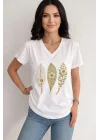 Kadın Ekru V Yaka Yaprak Desenli ve Üç Boyutlu Çiçek İşlemeli Pamuklu Tişört