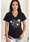 Kadın Siyah V Yaka Kalp Formunda Çiçek Nakışlı ve Renkli İşlemeli Pamuklu Tişört