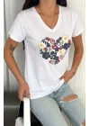 Kadın Beyaz V Yaka Kalp Formunda Çiçek Nakışlı ve Renkli İşlemeli Pamuklu Tişört