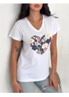 Kadın Beyaz V Yaka Kalp Formunda Çiçek Nakışlı ve Renkli İşlemeli Pamuklu Tişört
