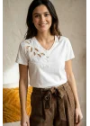 Kadın Beyaz V Yaka Fisto Nakışlı ve Taşlı Pamuklu Tişört