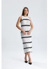 Kadın Beyaz Siyah Zigzag Desenli Triko Elbise Halter Yaka Bohem Ajurlu Midi Boy