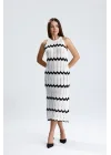 Kadın Beyaz Siyah Zigzag Desenli Triko Elbise Halter Yaka Bohem Ajurlu Midi Boy