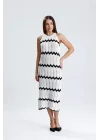 Kadın Beyaz Siyah Zigzag Desenli Triko Elbise Halter Yaka Bohem Ajurlu Midi Boy