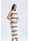 Kadın Beyaz Siyah Zigzag Desenli Triko Elbise Halter Yaka Bohem Ajurlu Midi Boy