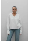 Kadın Beyaz Pamuklu Yumuşak Doku V Yaka Oversize Triko Kazak