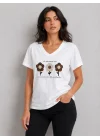 Kadın Beyaz V Yaka %100 Pamuklu Boncuk Nakış İşlemeli T-Shirt Çiçekli