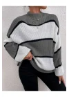 Kadın Gri Beyaz Siyah Çizgili Renk Bloklu Yarım Balıkçı Yaka Oversize Triko Kazak