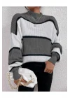 Kadın Gri Beyaz Siyah Çizgili Renk Bloklu Yarım Balıkçı Yaka Oversize Triko Kazak