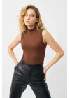 Kadın Kahverengi Yarım Balıkçı Yaka Kolsuz Pamuklu Basic Body Bluz