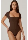 Kadın Acı Kahve Çift Katlı Sandy Kumaş Kare Yaka Kısa Kol Çıtçıtlı Tanga Bodysuit