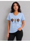 Kadın Mavi V Yaka %100 Pamuklu Boncuk Nakış İşlemeli T-Shirt Çiçekli