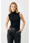 Kadın Siyah Yarım Balıkçı Yaka Kolsuz Pamuklu Basic Body Bluz