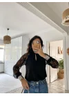Kadın Uzun Kollu Göğüs Pencere Detay Yaka Boğazlı Kolları Tüllü Sandy Bluz