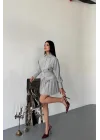 ÖNDEN GOLD DÜĞMELİ PİLELİ KISA ELBİSE - Gri