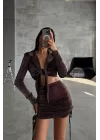 SİMLİ KUMAŞ BAĞLAMA DETAYLI CROP BLUZ -KISA BÜZGÜ DETAYLI ETEK - Bordo