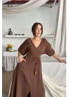 V YAKA BEL BONCUK BAĞLAMALI MÜSLİN ELBİSE YIRTMAÇ DETAYLI - Kahverengi