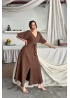 V YAKA BEL BONCUK BAĞLAMALI MÜSLİN ELBİSE YIRTMAÇ DETAYLI - Kahverengi