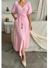 V YAKA BEL BONCUK BAĞLAMALI MÜSLİN ELBİSE YIRTMAÇ DETAYLI - Pembe