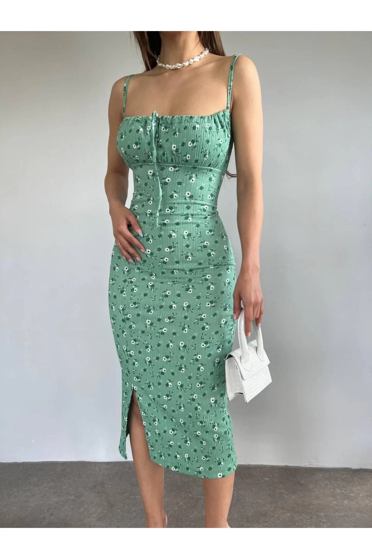 Kadın Askılı Göğsü Büzgülü Çiçek Desenli Yırtmaçlı Kaşkorse Midi Elbise - Yeşil