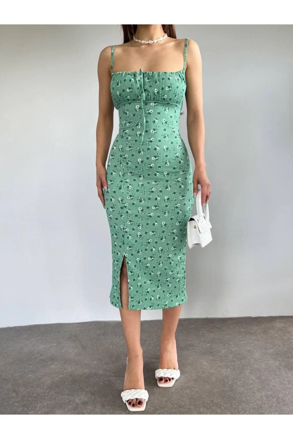 Kadın Askılı Göğsü Büzgülü Çiçek Desenli Yırtmaçlı Kaşkorse Midi Elbise - Yeşil