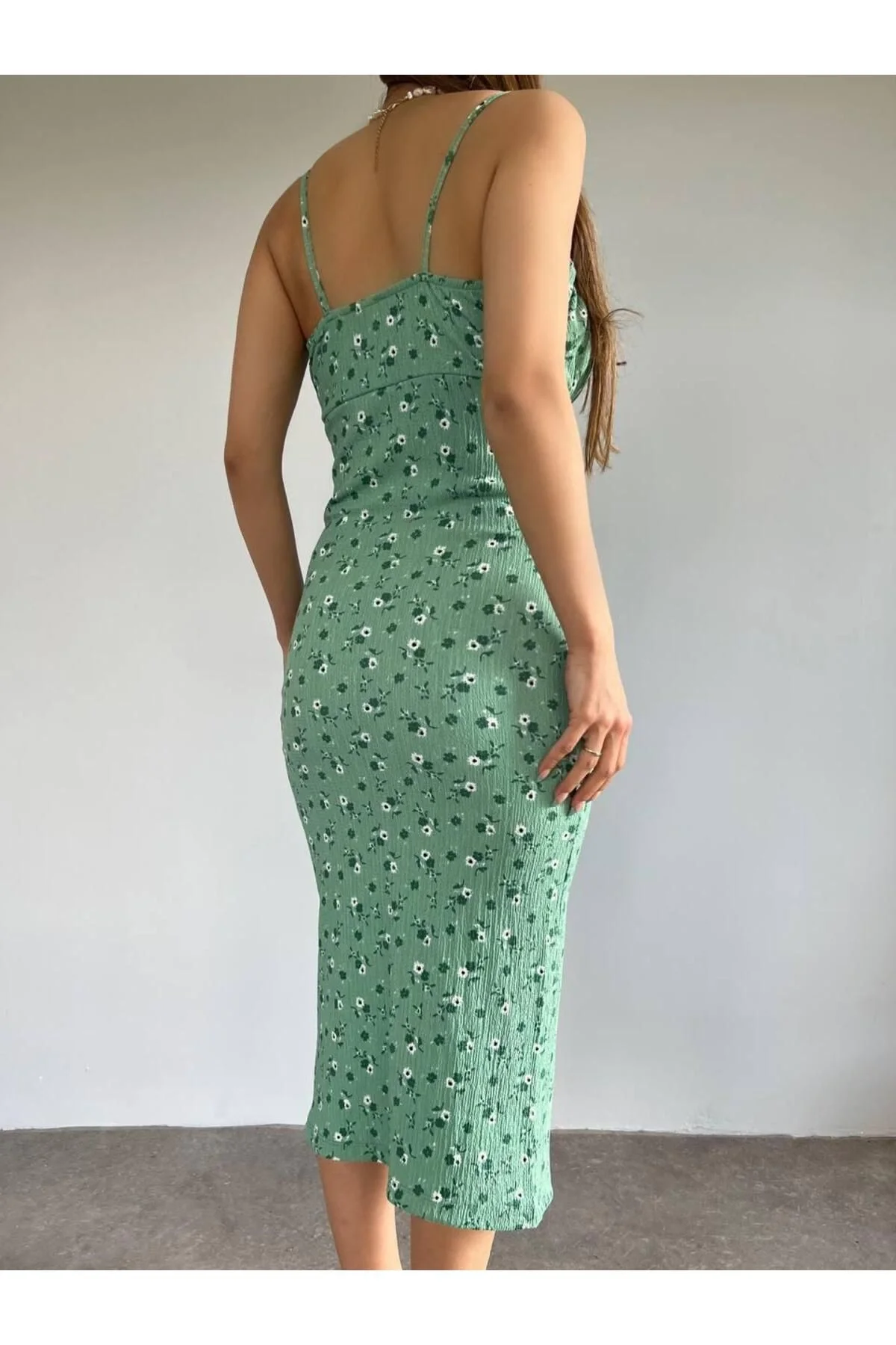 Kadın Askılı Göğsü Büzgülü Çiçek Desenli Yırtmaçlı Kaşkorse Midi Elbise - Yeşil
