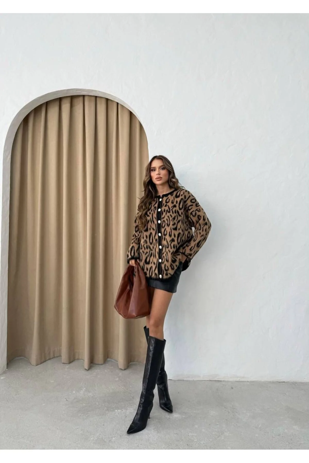 Kadın Krem-kahve Düğmeli Uzun Leopar Desenli Kalın Yumoş Peluş Şardonlu Kışlık Triko Hırka
