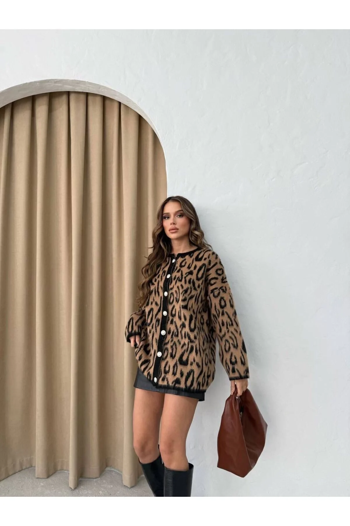 Kadın Krem-kahve Düğmeli Uzun Leopar Desenli Kalın Yumoş Peluş Şardonlu Kışlık Triko Hırka