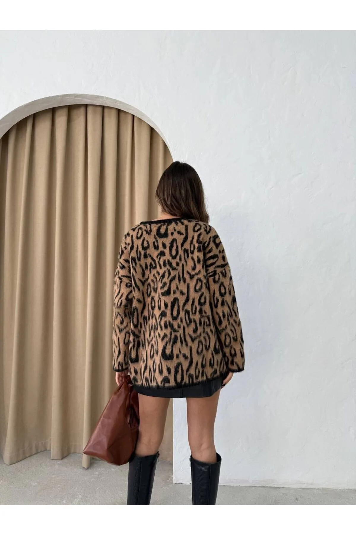Kadın Krem-kahve Düğmeli Uzun Leopar Desenli Kalın Yumoş Peluş Şardonlu Kışlık Triko Hırka