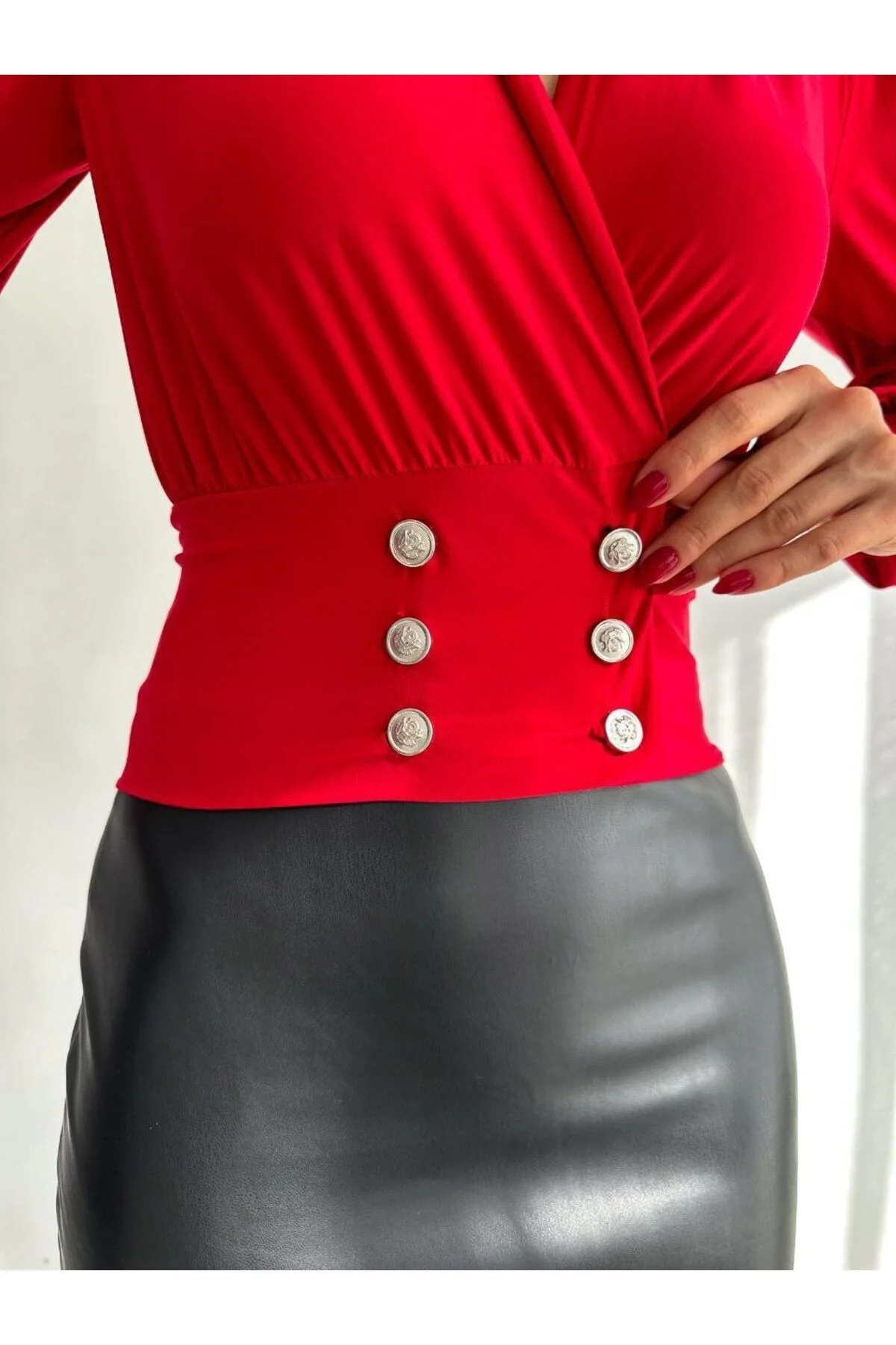 Kadın Beyaz Kruvaze Yaka Düğmeli Bluz - Zarafet Ve Şıklık