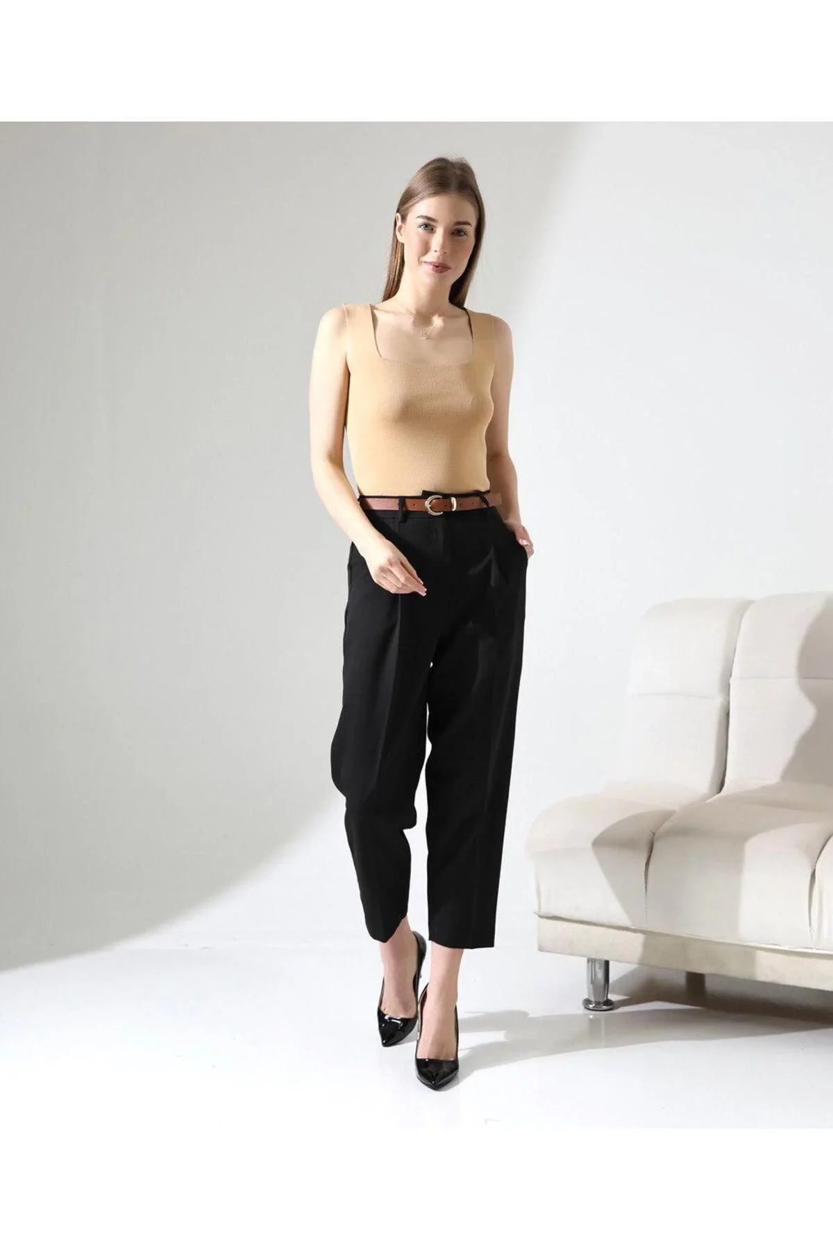 Kadın Yüksek Bel Straight Havuç Kesim Pileli Kemerli Kumaş Pantolon - Siyah